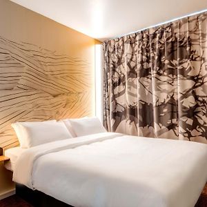 Zimmer mit Kingsize-Bett